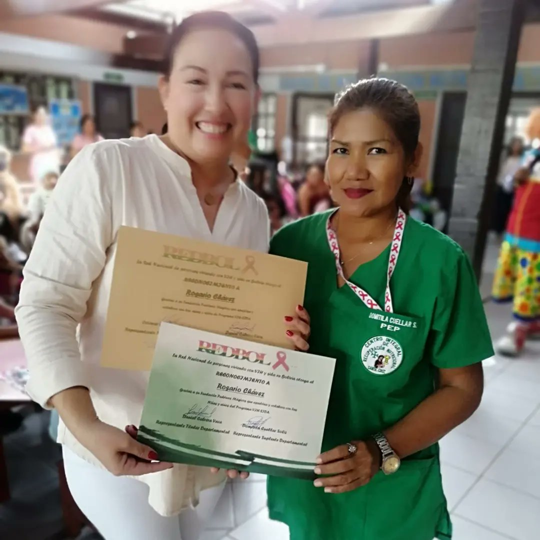 REDBOL_BOLIVIA's tweet photo. La REDBOL filial de Santa Cruz, Se realizo el agasajo a los niños/as del programa #VIH y sida en el Centro de salud de recuperación nutricional 18 de marzo, con muchos regalos y un show infantil en el que gracias a las gestiones por la Representante Suplente de Redbol #Domitila https://t.co/Fdsajlca2b