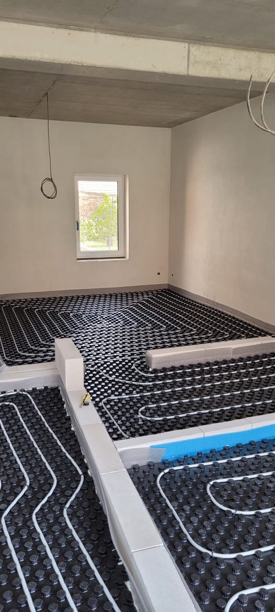 KosemoMoravia's tweet photo. Montáž podlahového vytápění Viessmann🔥 #floor #heat #ingeneer #warm #floorheating #water #ingeneering #ingeneeringlife https://t.co/bGYSvJF8Yw