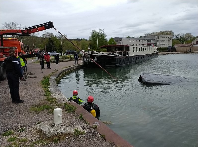 INSOLITE - Côte-d'Or : la livreuse oublie de mettre le frein à main, son fourgon termine dans le canal de Bourgogne francebleu.fr/infos/insolite…