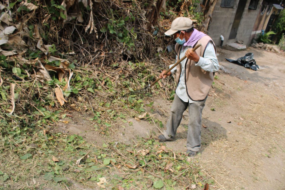 Alejandr0Nochez's tweet photo. 📍 #Ayutuxtepeque
Este día realizando trabajos de limpieza y chapoda en la Colonia Monte Víctor 1 en el Cantón Los Llanitos, pedimos a todos la colaboración para que tengamos un municipio limpio.
TU BIENESTAR ES MI PRIORIDAD.
Alejandro Nóchez
"Cerca de la Gente". https://t.co/MAim3n8U0q