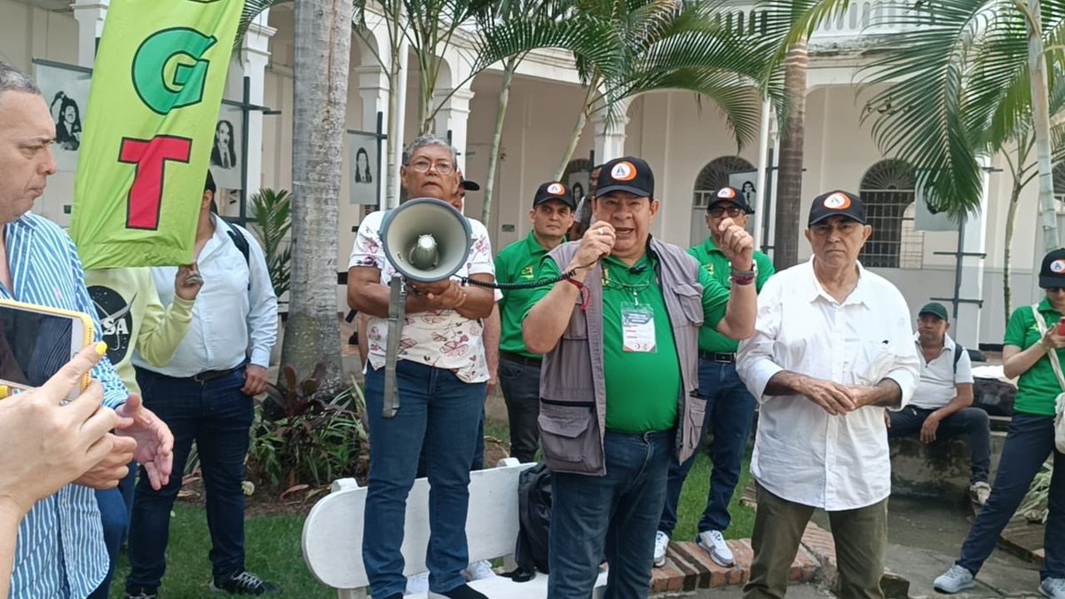 UTRADECC's tweet photo. #JuntaNacionalUtradec 

En este momento, nuestros compañeros y compañeras en la ciudad de Cali están mostrando su solidaridad con el sindicato @sispuconadecol mediante un mitin frente a las instalaciones de la Asamblea del Valle, en protesta por los despidos injustificados. https://t.co/sf8scilR8X