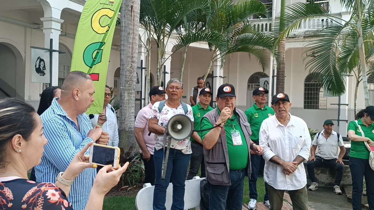 UTRADECC's tweet photo. #JuntaNacionalUtradec 

En este momento, nuestros compañeros y compañeras en la ciudad de Cali están mostrando su solidaridad con el sindicato @sispuconadecol mediante un mitin frente a las instalaciones de la Asamblea del Valle, en protesta por los despidos injustificados. https://t.co/sf8scilR8X