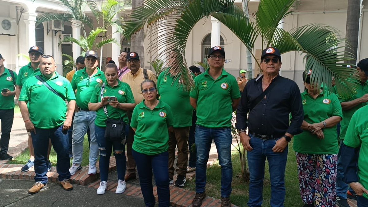 UTRADECC's tweet photo. #JuntaNacionalUtradec 

En este momento, nuestros compañeros y compañeras en la ciudad de Cali están mostrando su solidaridad con el sindicato @sispuconadecol mediante un mitin frente a las instalaciones de la Asamblea del Valle, en protesta por los despidos injustificados. https://t.co/sf8scilR8X