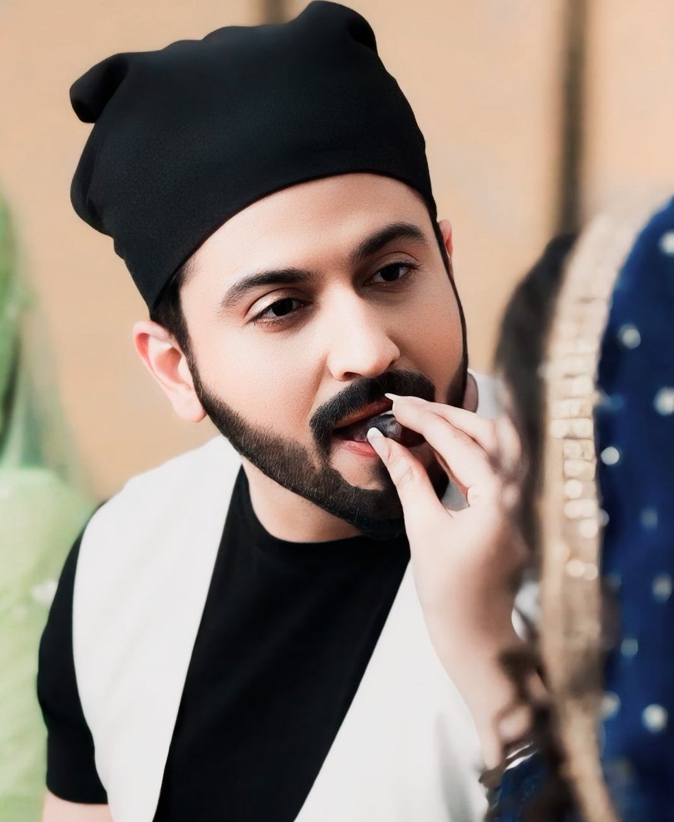 He looks so adorable and cutest here ❤❤😍😍

[ #DheerajDhoopar • #SubhaanSiddiqui #RabbSeHaiDua • @ZeeTV ]