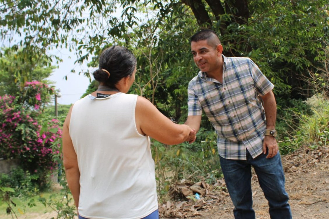 Alejandr0Nochez's tweet photo. 📍 #Ayutuxtepeque
Este día realizando trabajos de limpieza y chapoda en la Colonia Monte Víctor 1 en el Cantón Los Llanitos, pedimos a todos la colaboración para que tengamos un municipio limpio.
TU BIENESTAR ES MI PRIORIDAD.
Alejandro Nóchez
"Cerca de la Gente". https://t.co/MAim3n8U0q