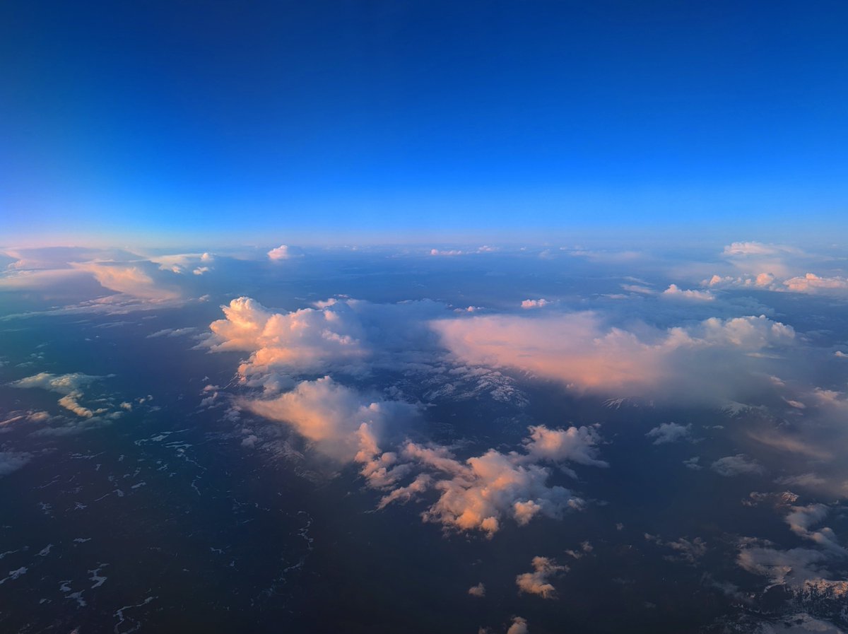 rachillax_13's tweet image. Flying over the Pacific Northwest on Wednesday #TruetoNature