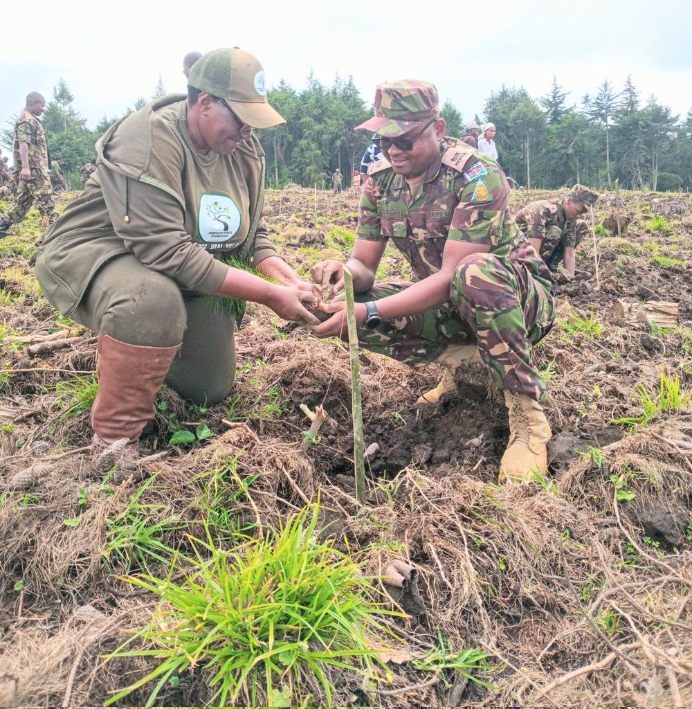 The Green up Kenya campaign tree growing and climate change sensitization exercise was held at Kinale Forest Station, Kiambu County. I am happy to have received a mementos from the Commander Kenya Army Corps of Signals in recognition of my conservation work with @kdfinfo