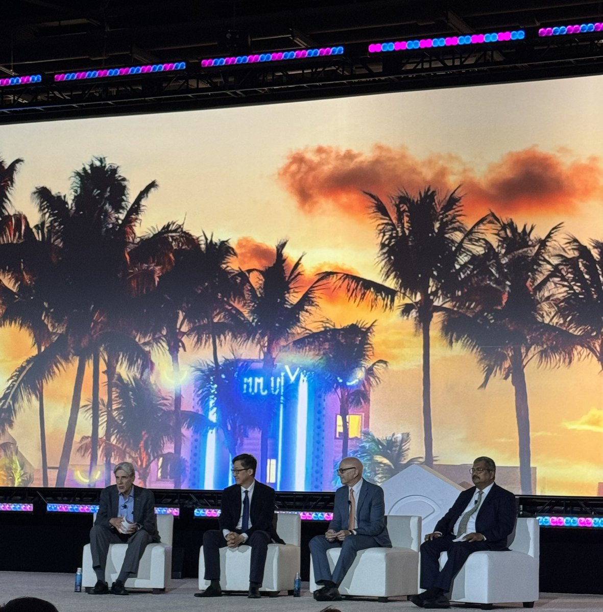 Diving into the intersection of medical research, tech, & climate change in S.FL! 🌎 The panel, moderated by @univmiami President Julio Frenk, feat. @DrSDNimer @drhew Pratim Biswas explored cutting-edge solutions revolutionizing healthcare amidst climate challenges #HealthTech