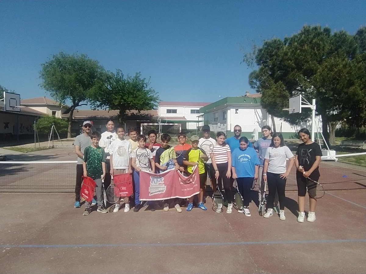 FedExtTenis's tweet photo. El programa "Tenis divertido" incluido en #PROADES 2024 ha contado con una nueva actividad en el CEIP Lucio García, de Peraleda de la Mata con alumnos de 4º a 6º de Primaria... perfecta ocasión para descubrir nuestro deporte. @jovendeportEXT https://t.co/JVVPIWWMaP
