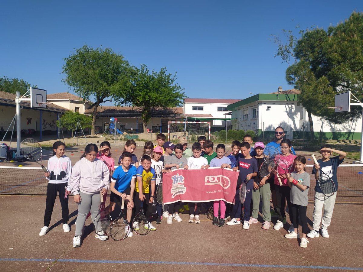 FedExtTenis's tweet photo. El programa "Tenis divertido" incluido en #PROADES 2024 ha contado con una nueva actividad en el CEIP Lucio García, de Peraleda de la Mata con alumnos de 4º a 6º de Primaria... perfecta ocasión para descubrir nuestro deporte. @jovendeportEXT https://t.co/JVVPIWWMaP