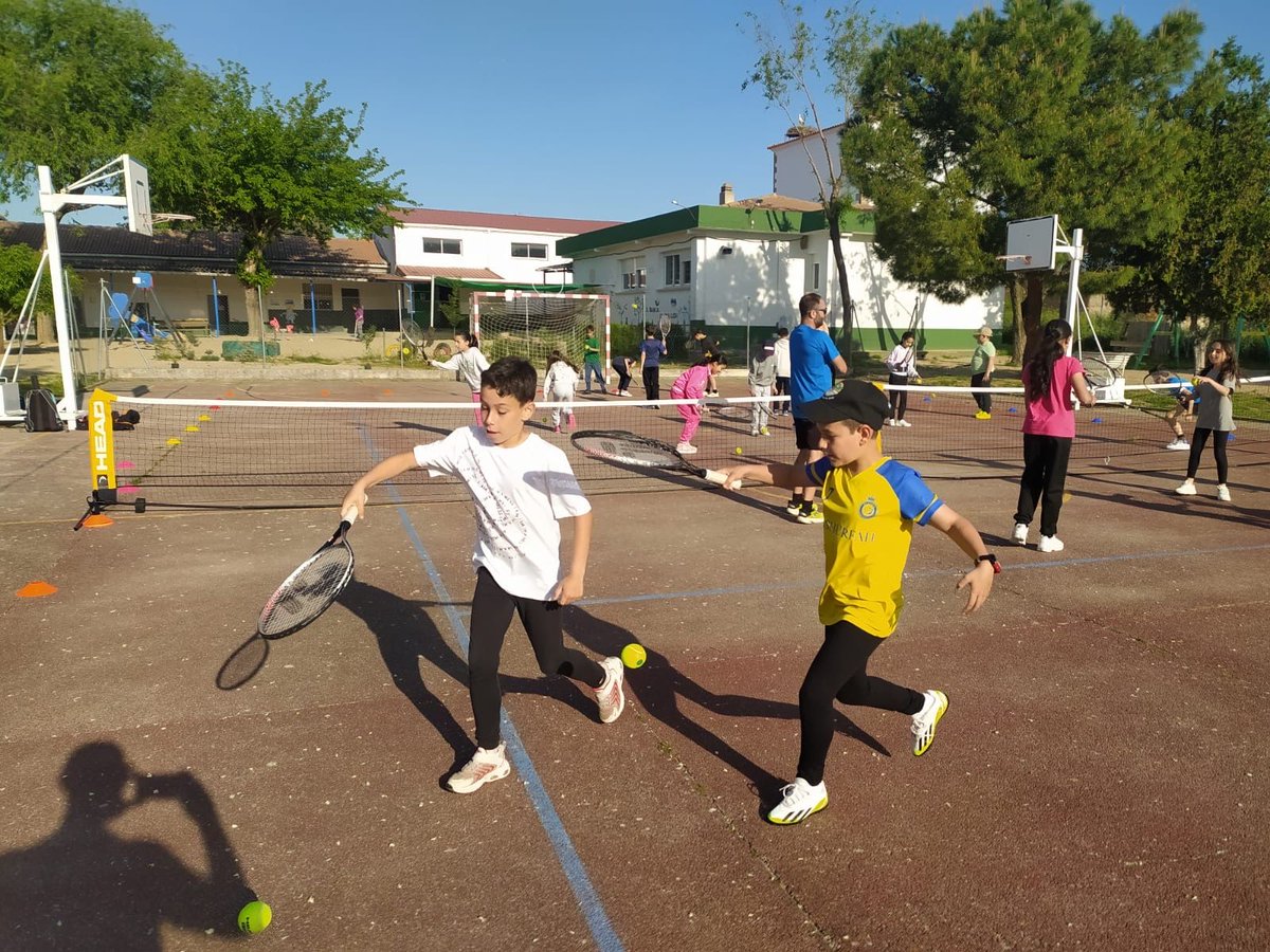 FedExtTenis's tweet photo. El programa "Tenis divertido" incluido en #PROADES 2024 ha contado con una nueva actividad en el CEIP Lucio García, de Peraleda de la Mata con alumnos de 4º a 6º de Primaria... perfecta ocasión para descubrir nuestro deporte. @jovendeportEXT https://t.co/JVVPIWWMaP