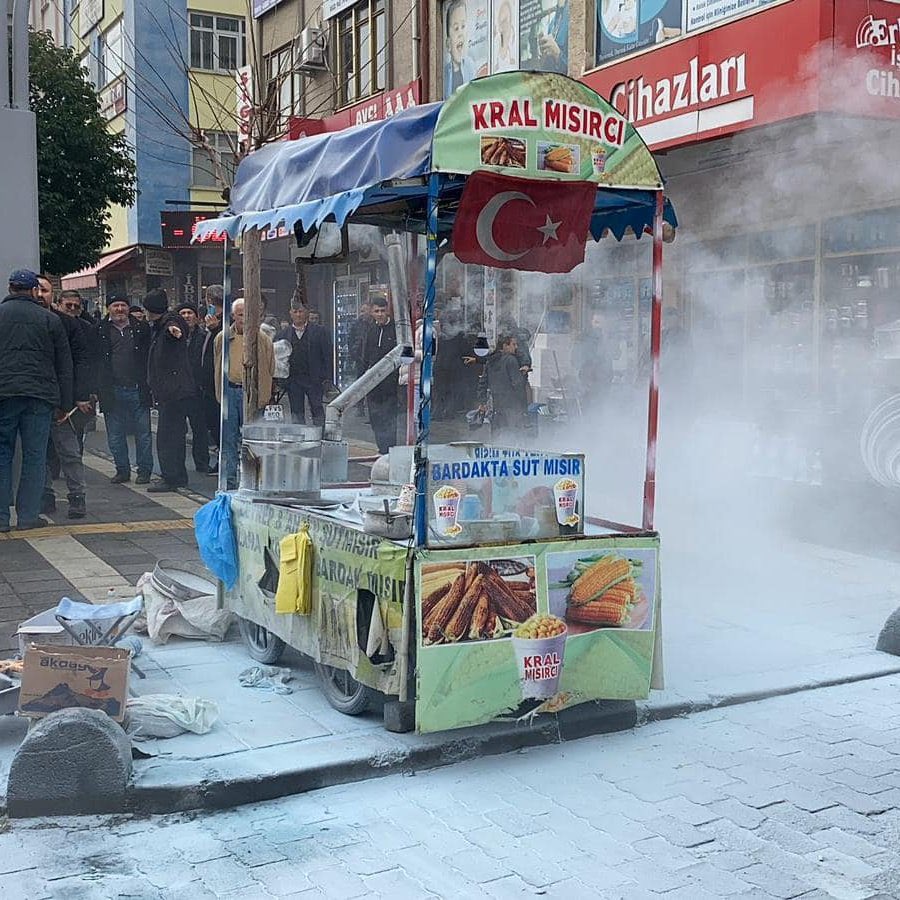 Seyyar satıcı Hakan Yıldırım’ın olayını hatırlarsınız, evine ekmek götürmek için mısır ve kestane sattığı şu tezgahı zabıta kaldırmak isteyince, Yıldırım üzerine benzin dökerek kendini yakmıştı.

Kıravatlı büyük hırsızlara ses çıkarmayan bazı insanlar, çalmayıp çalışmaya çalışan