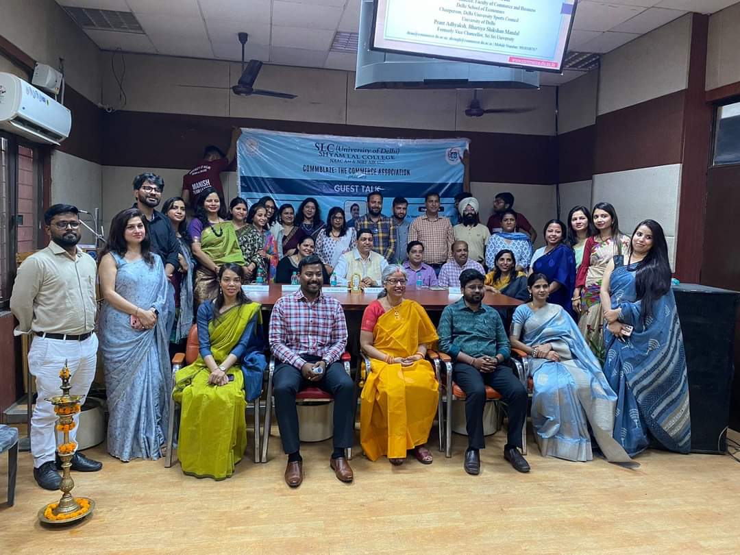 college_slc's tweet image. Kudos to Commblaze for a smashing #Elfesto24 - Commbuzz event! From an inspiring talk on mind management by Prof AK Singh to engaging finance events like Solve-X n Bid-Bazar, topped off with an electrifying open stage event, Spotlight! it was a day packed with learning n fun🔥💼