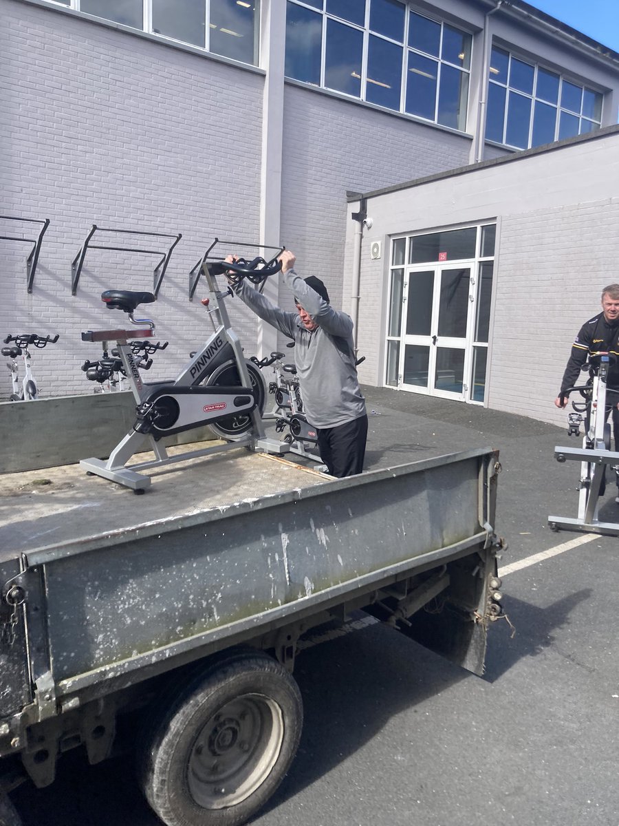 Craobh_Rua's tweet photo. An bhfuil tú réidh /Are you ready
Our cycles for tomorrow’s fundraising‘Spinathon’ in Camlough village being collected from St Paul’s
Míle buíochas to @stpaulsbbrook for the great support you have given our Club.
#CommunitySupport #leChéile https://t.co/KkWoDcjpP9