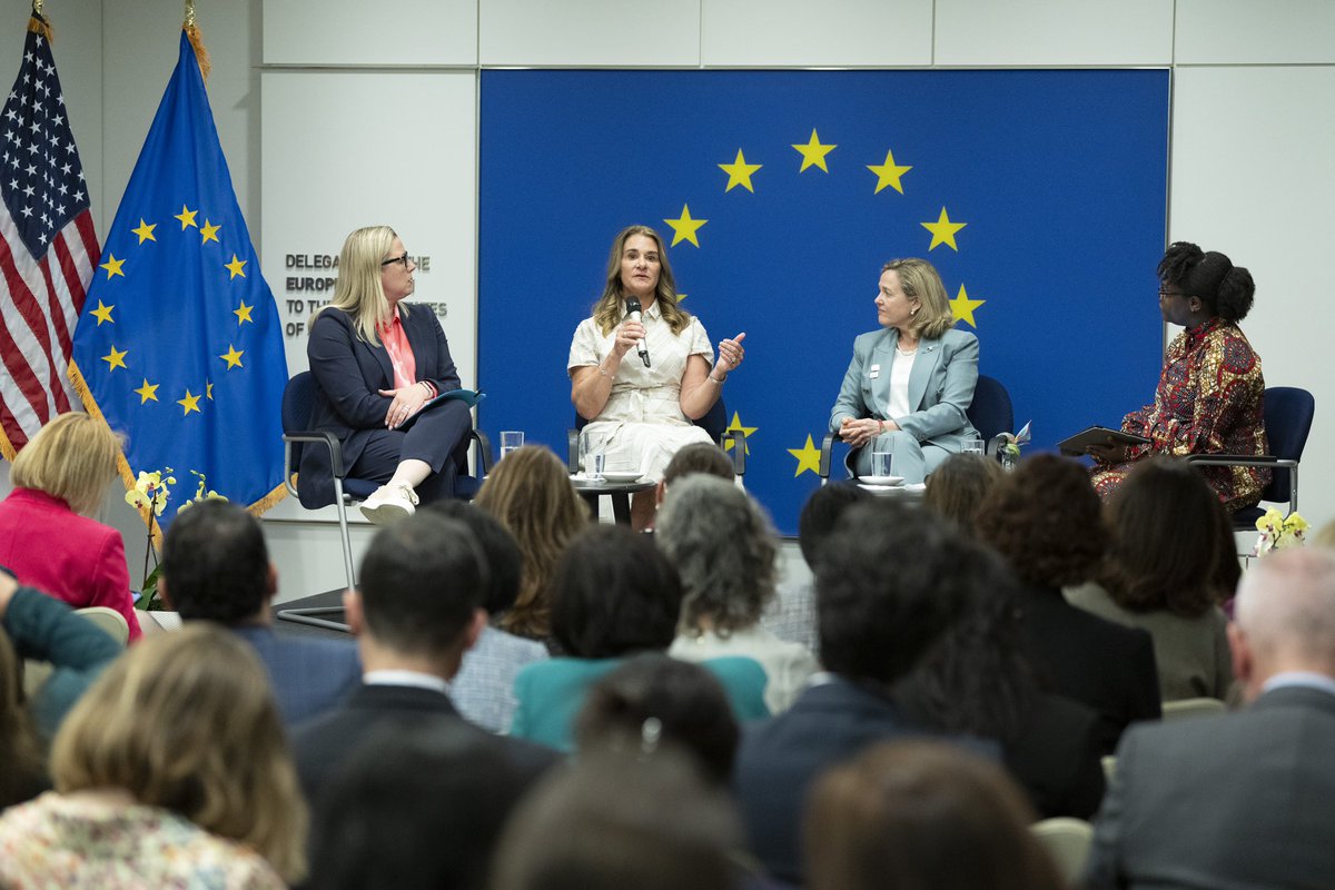Pleased to share the stage with women supporting women, @NadiaCalvino and @melindagates! 🇪🇺, @EIB and @gatesfoundation cooperate on the Human Development Accelerator to finance health innovation. We are on a mission to end polio, strengthen health systems and family planning. 💪