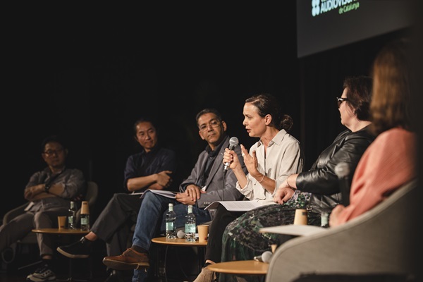 🔸'Scripting reality: the tools of fiction in documentary'

🗣️ Rosine Mbakam, Sissy Cui and <a href="/SubiranaCarla/">Carla Subirana</a>

🗓️8/5
⌚️5 p.m.
📍@cececebe 
🚪Open to the public (with reservation)
➡️ docsbarcelona.com/en/activities/…