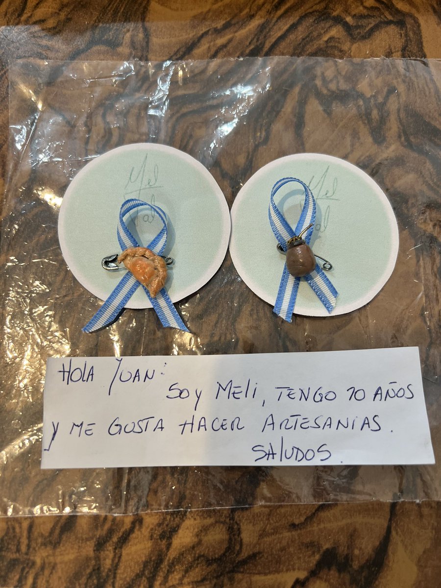 JuampaFundacion's tweet image. Justo salí a hacer un trámite y no pude conocerla. Se llegó Mili a traer donaciones para el próximo viaje al norte y me dejó este regalito🥹😊 10 añitos tiene… hace Artesanias. Miren las escarapelas el detalle del mate y la empanada en porcelana fría ! 👏🏾👏🏾 Gracias Meli…😍
