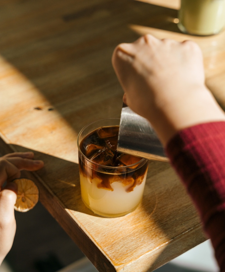 Grab a Birds + Bees this weekend. 

A layered drink made with lemonade, house-made 'bouquet' syrup (lavender, chamomile, rose), espresso, and garnished with a dehydrated lime. Vegan.

Created by David at Ceremony, Park Ave.

Photo | @wayoutvisuals