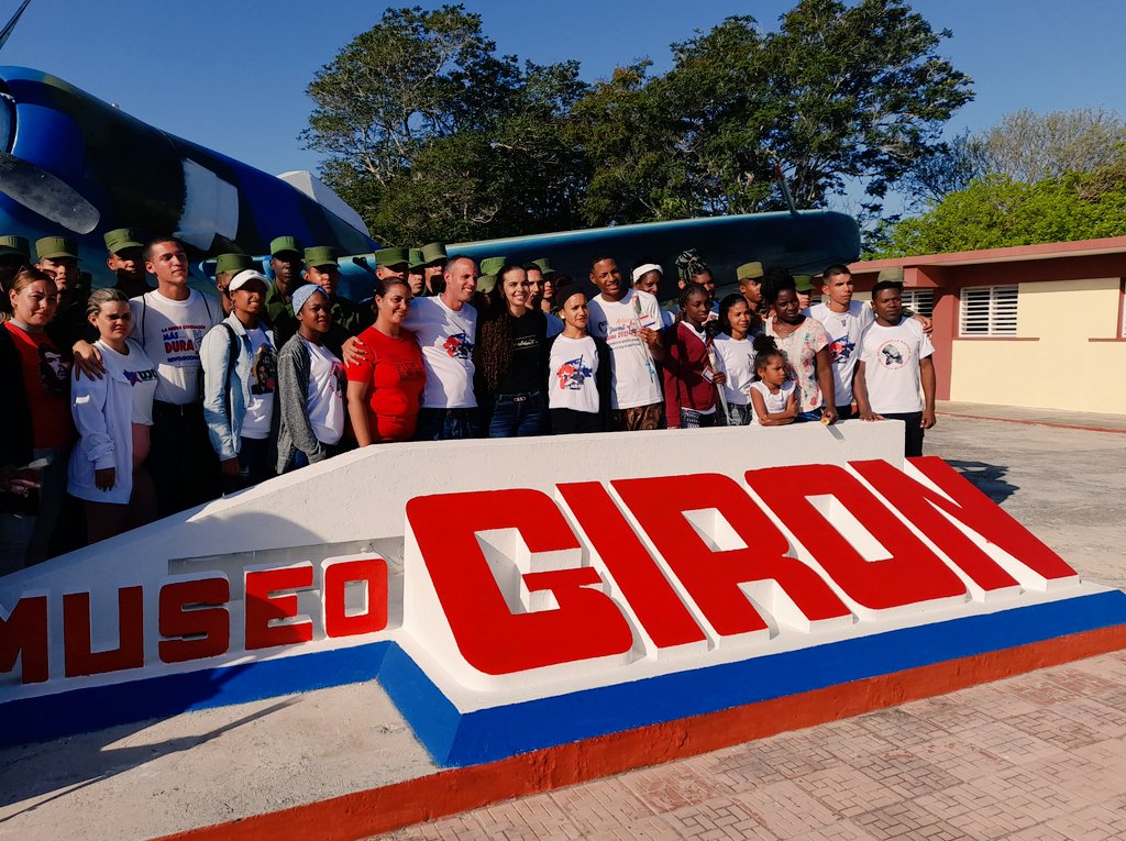 Jóvenes cubanos llegaron hasta Girón, para celebrar la victoria de Girón en su aniversario 63. Gracias a los jóvenes de ese tiempo. #Cuba #GironVictorioso @DiazCanelB @DrRobertoMOjeda @PartidoPCC