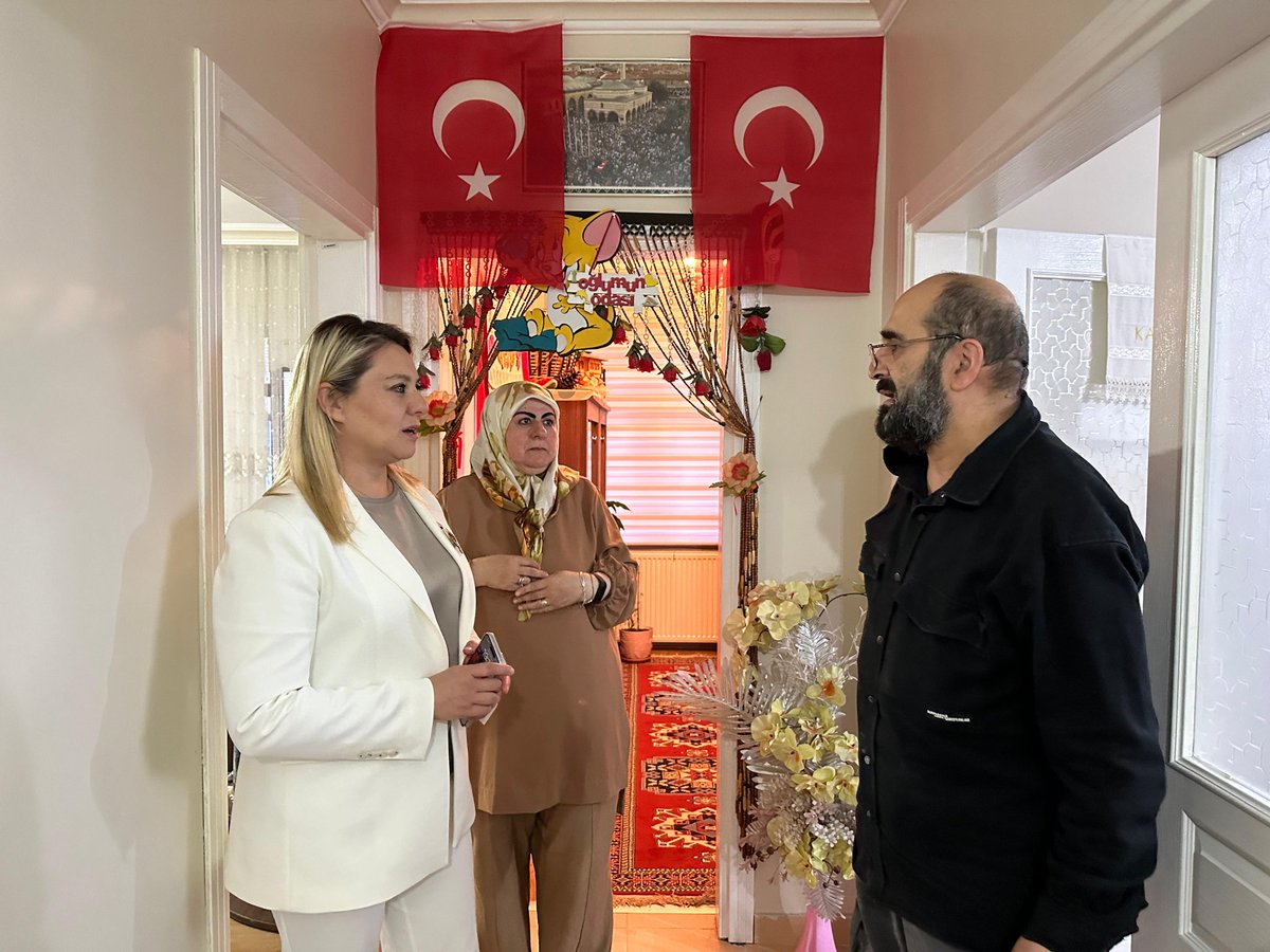serap_ekmekci's tweet photo. 2009 yılında şehit olan Burak Kapucuoğlu’nun baba ocağını ziyaret ettim...
Kapucuoğlu Ailesi daim ve baki başımızın tacı..
Oğulları devlet, millet, bayrak, ezan uğrunda şehadet şerbeti içti ve aziz Türk Milletinin kalbine gömüldü.
Mekanı cennet..
Ruhu şad.
#ŞehitlerHaftası https://t.co/kS1Af1Gh49