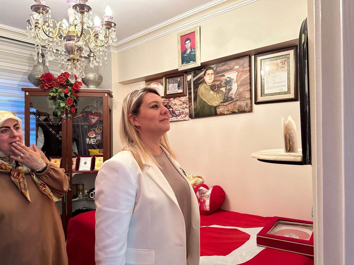 serap_ekmekci's tweet photo. 2009 yılında şehit olan Burak Kapucuoğlu’nun baba ocağını ziyaret ettim...
Kapucuoğlu Ailesi daim ve baki başımızın tacı..
Oğulları devlet, millet, bayrak, ezan uğrunda şehadet şerbeti içti ve aziz Türk Milletinin kalbine gömüldü.
Mekanı cennet..
Ruhu şad.
#ŞehitlerHaftası https://t.co/kS1Af1Gh49
