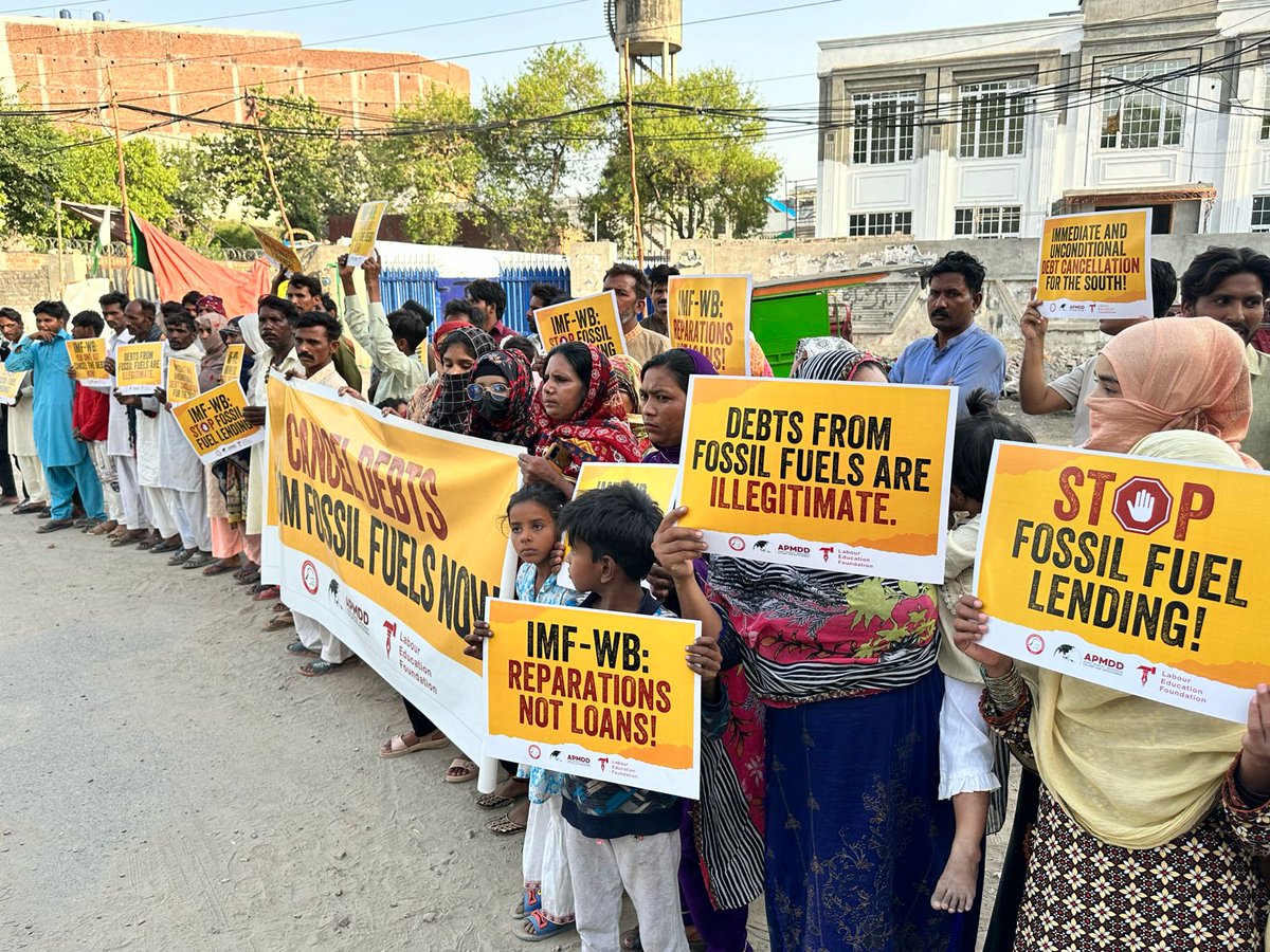 Activists from Pakistan staged a protest outside Lahore press club as IMF and World Bank hold 2024 Spring Meetings. @KissanRabita & @LabourEduFound demand urgent debt cancellation for Pakistan. 

#CanceltheDebt #EndFossilFuelFinance

@AsianPeoplesMvt