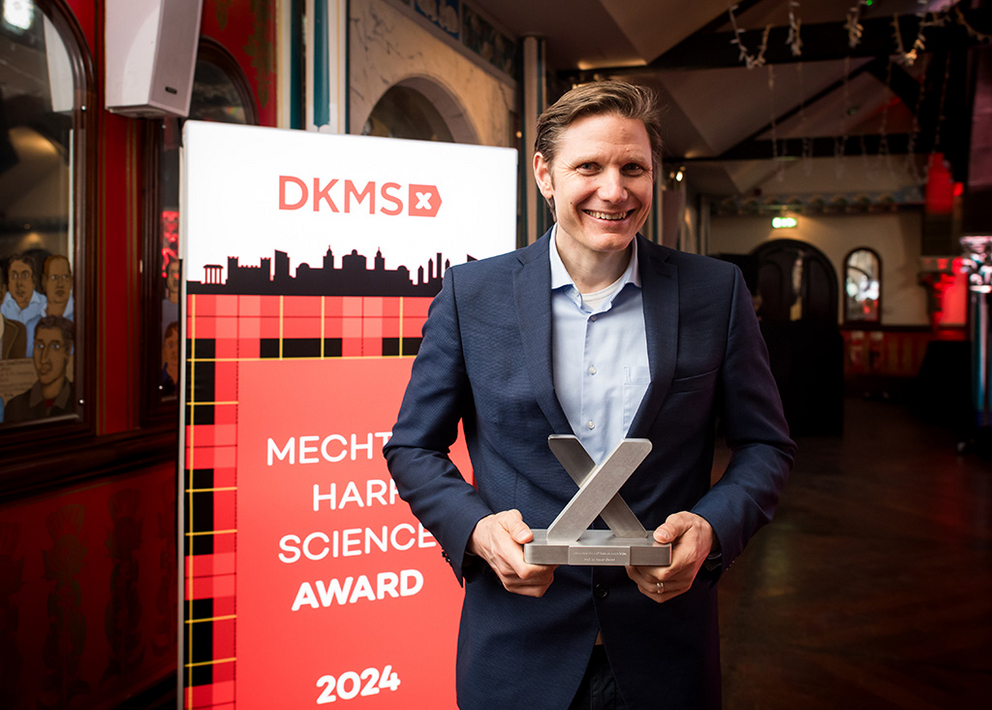 Congratulations to Dr. Robert Zeiser on receiving the @DKMS_de Mechtild Harf Science Award for his outstanding research work in the field of allogeneic stem cell transplantation! 🎊 @CIBSS_UniFR 👉 bit.ly/3UcF762