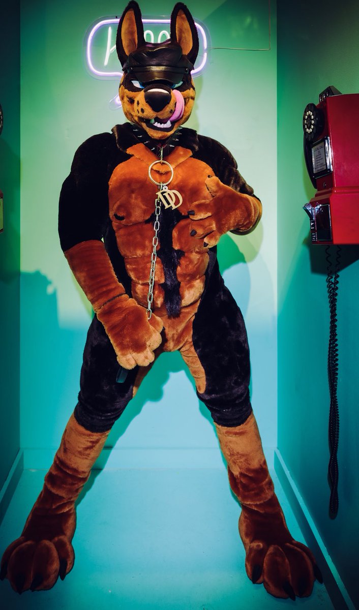 Gonna answer that? 📞
#FursuitFriday