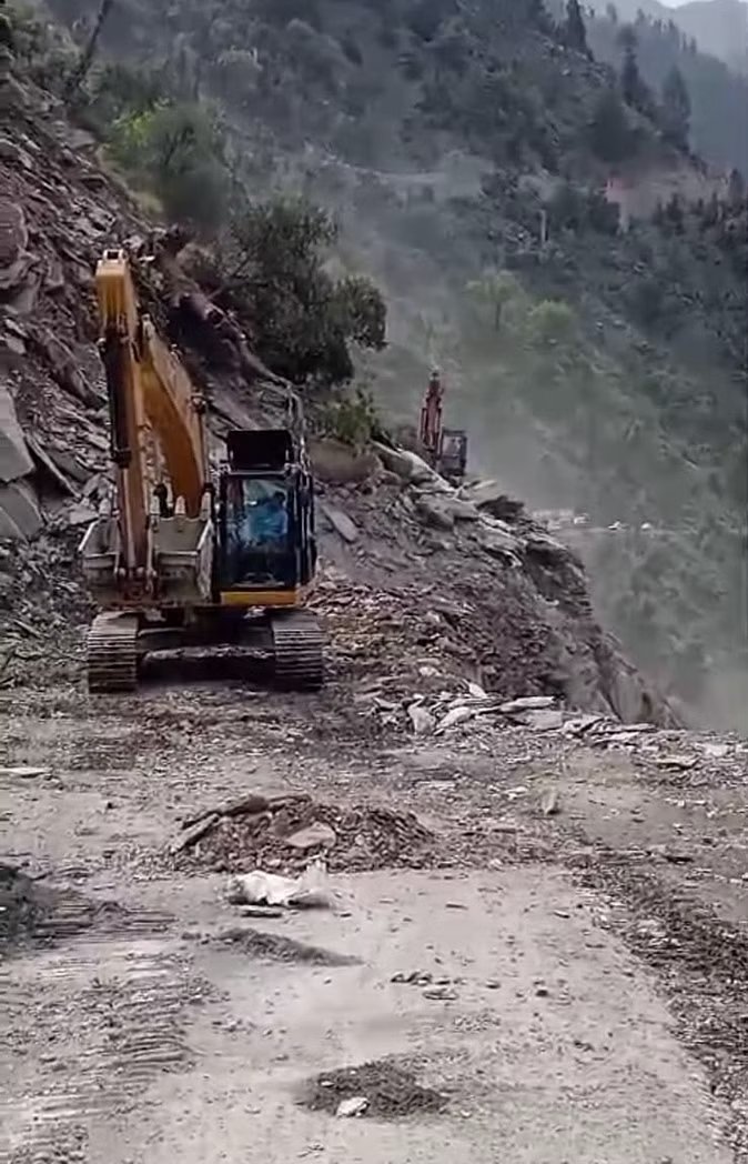 landslides occurring again and again on Holi-Kharamukh road near Suhaga. Closed now for 64 hours despite best efforts to restore. Jet spraying the hill with water has also not helped. Daily essentials running low now owing to this. #chamba #himachalpradesh