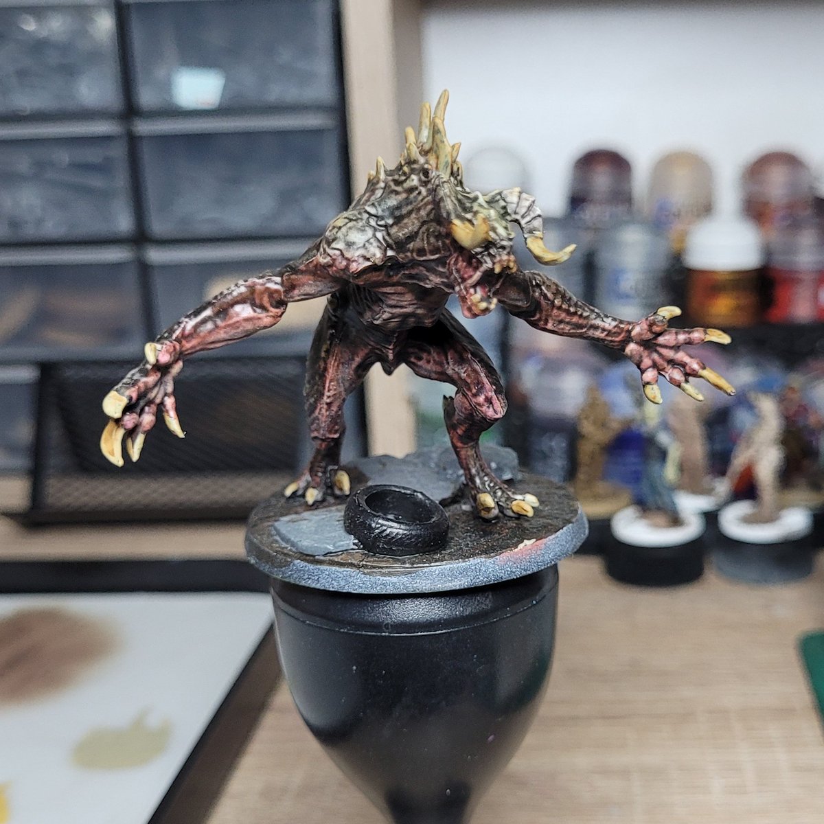 #hobbystreakday69: Working on the backlog: Deathclaw #wip  

#falloutwastelandwarfare #fallout #modiphius #hobbystreak #miniaturepainting #wepaintminis #tabletopgaming #boardgamegeek #boardgames