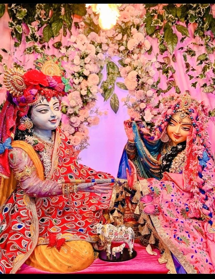 नयनामृत के भरे कलश,क्या बनोगे प्रिय तुम मधुशाला मैं जो बन जाऊं मोती, क्या बनोगे तुम मोती माला मैं हार बनूँ सिंगार बनूँ मैं प्रीत बनूँ, मनुहार बनूँ सत तत्व बनूँ, निराकार बनूँ तन की मैं डालूं समिधा, क्या बनोगे तुम मन की ज्वाला भाग हविष्य, करूँ अर्पित, क्या बनोगे तुम यज्ञशाला