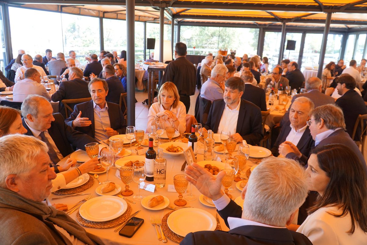 Avui el @PSCBaix hem celebrat un magnífic dinar amb empresaris/àries del #BaixLlobregat en el qual ens ha acompanyat el ministre @jordihereub. Moltes gràcies per acompanyar-nos i per la teva aposta per la reindustrialització. El Baix Llobregat i el progrés hi surten guanyant!