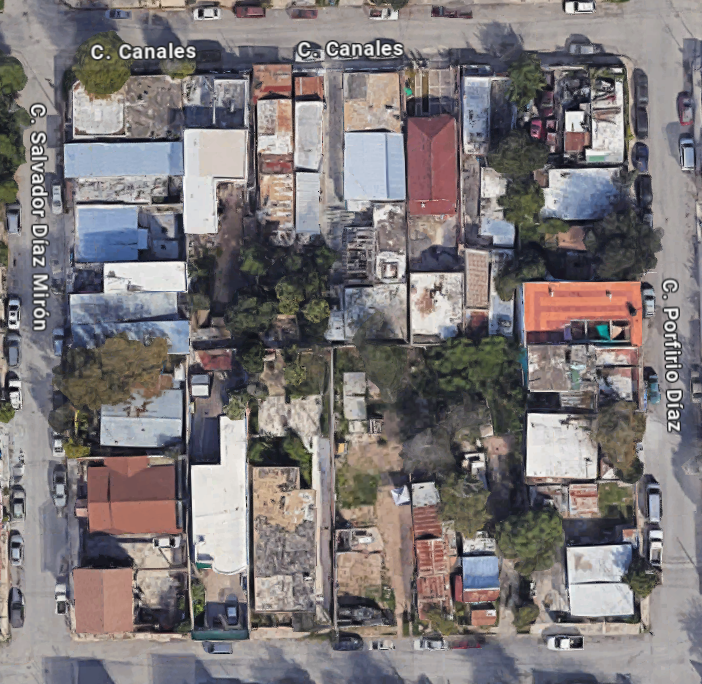 ElenoAM's tweet photo. Está bien interesante la comparación entre una manzana de Nuevo Laredo 🇲🇽 con una de Laredo 🇺🇸.
Son del mismo tamaño, pero la mexicana es mucho más densa y no tiene los ridículos retranqueos que se exigen en EEUU. https://t.co/UoJBlnoXM9