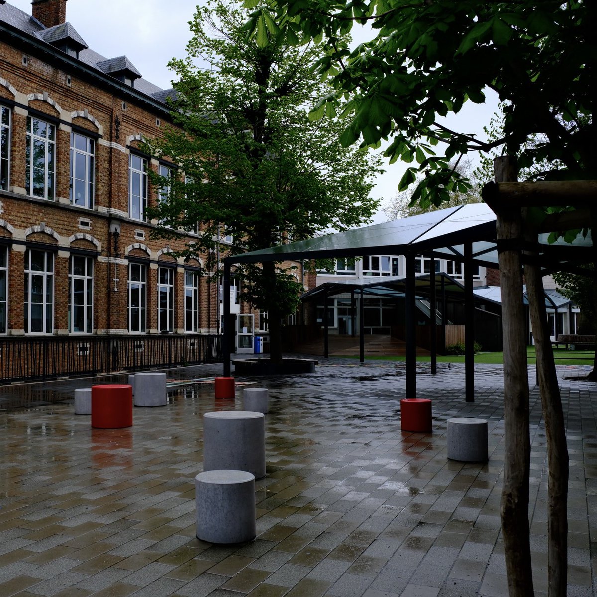 🎉 Inauguration des toutes nouvelles cours de récré de l’école primaire et de l’athénée Émile Bockstael. C’est ça la Ville de Bruxelles, une commune qui fait de la qualité de son enseignement et de ses infrastructures une priorité ✨