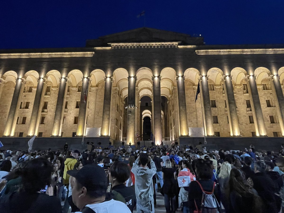 The demonstrations in Tbilisi are now spontaneous 🇬🇪