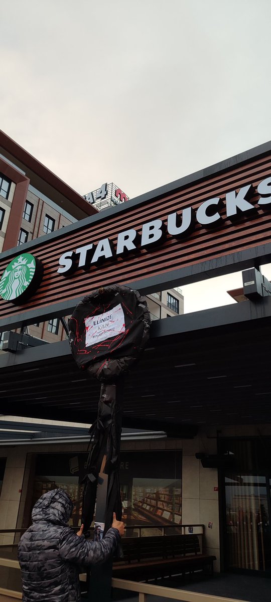 Başakşehir de yeni açılacak sturbucks şubesinin eylemlerle tabelası indirilmişti eylemler durunca tabelayı geri asmışlar hayırlı olsuna geldik