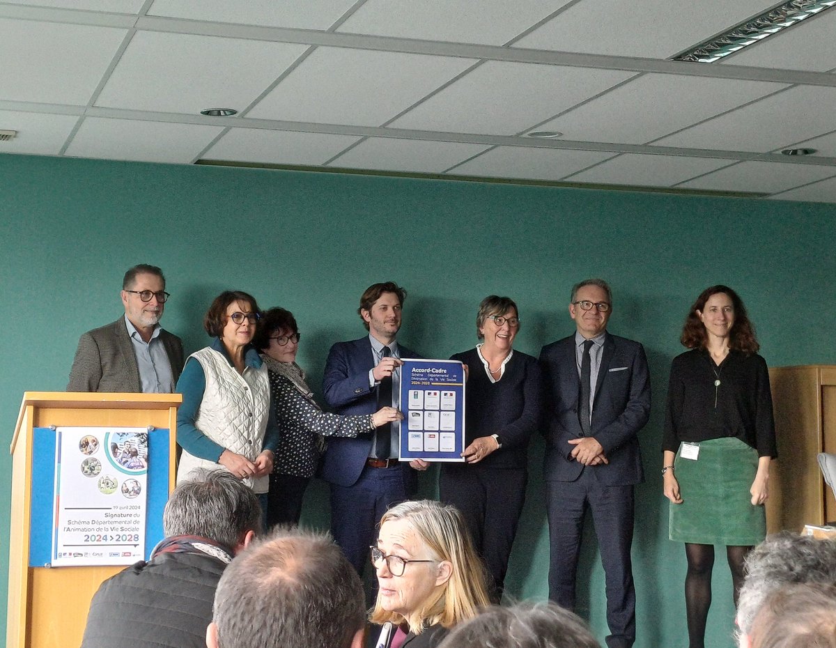 laetitia_nantes's tweet photo. Le savez-vous ? La Laetitia est un "EVS" : Espace de Vie Sociale.
La signature du Schéma Départemental de l'Animation de la Vie Sociale pour la période 2024-2028 a eu lieu cet après-midi chez nos voisins et partenaires de la @caf44_actus https://t.co/lkuyx75CsU