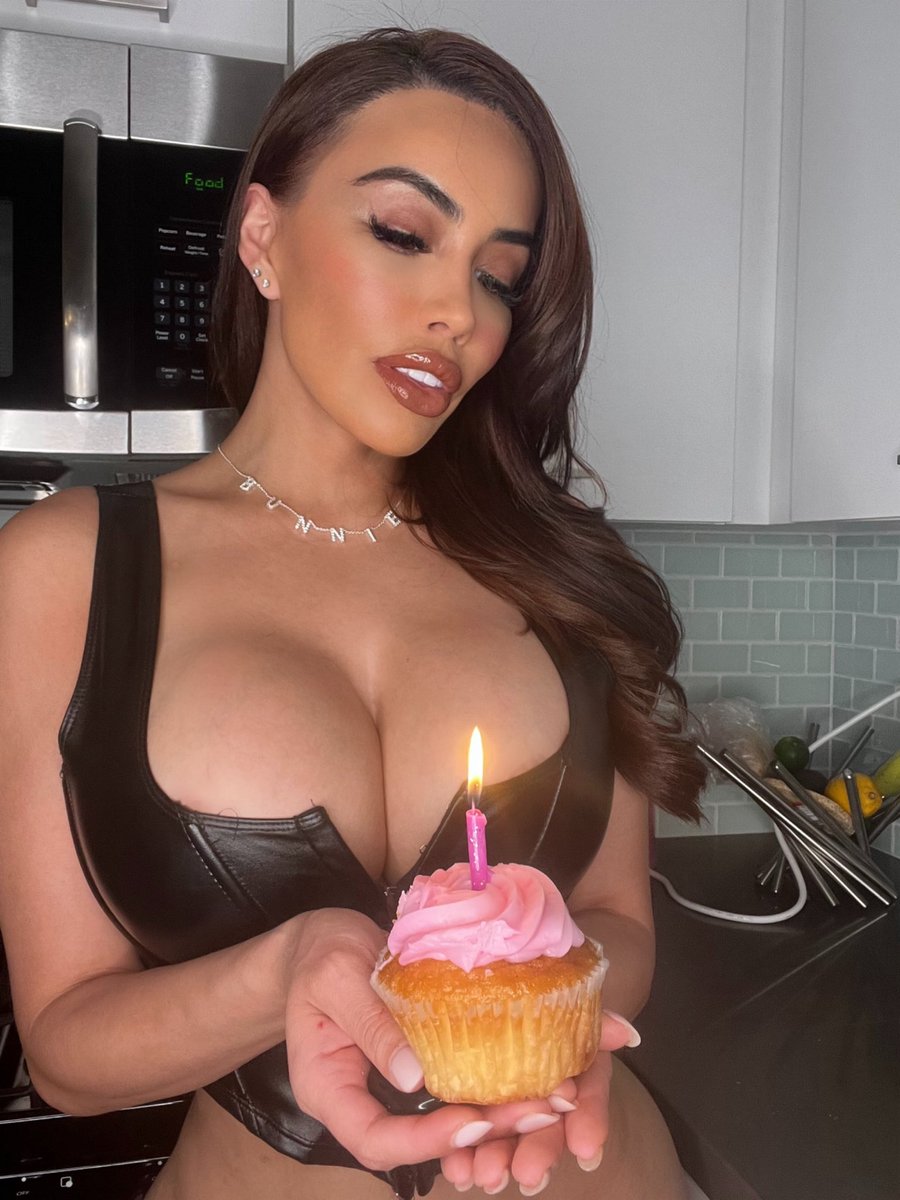 bbblove419's tweet photo. RT to wish me a Happy bday 🖤✨🎂🐰 https://t.co/Mlhr8YVwJV