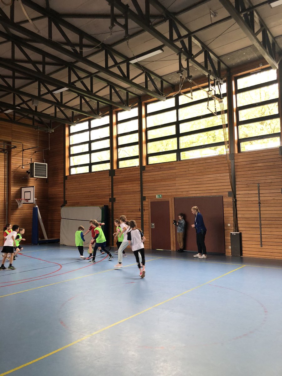 DBoBruessel's tweet photo. 125 #iDSB-Kinder heute im Fußballfieber, denn die ehem. Schiedsrichterin &amp; akt. Fußballbotschafterin des AA, B. Steinhaus-Webb, gab ihnen ein spannendes Fair-Play-Coaching &amp; ein VIP-Schiedsrichtertraining. Das steigert die Vorfreude auf #EURO2024! ⚽️🎉 https://t.co/XH55Ikfifn