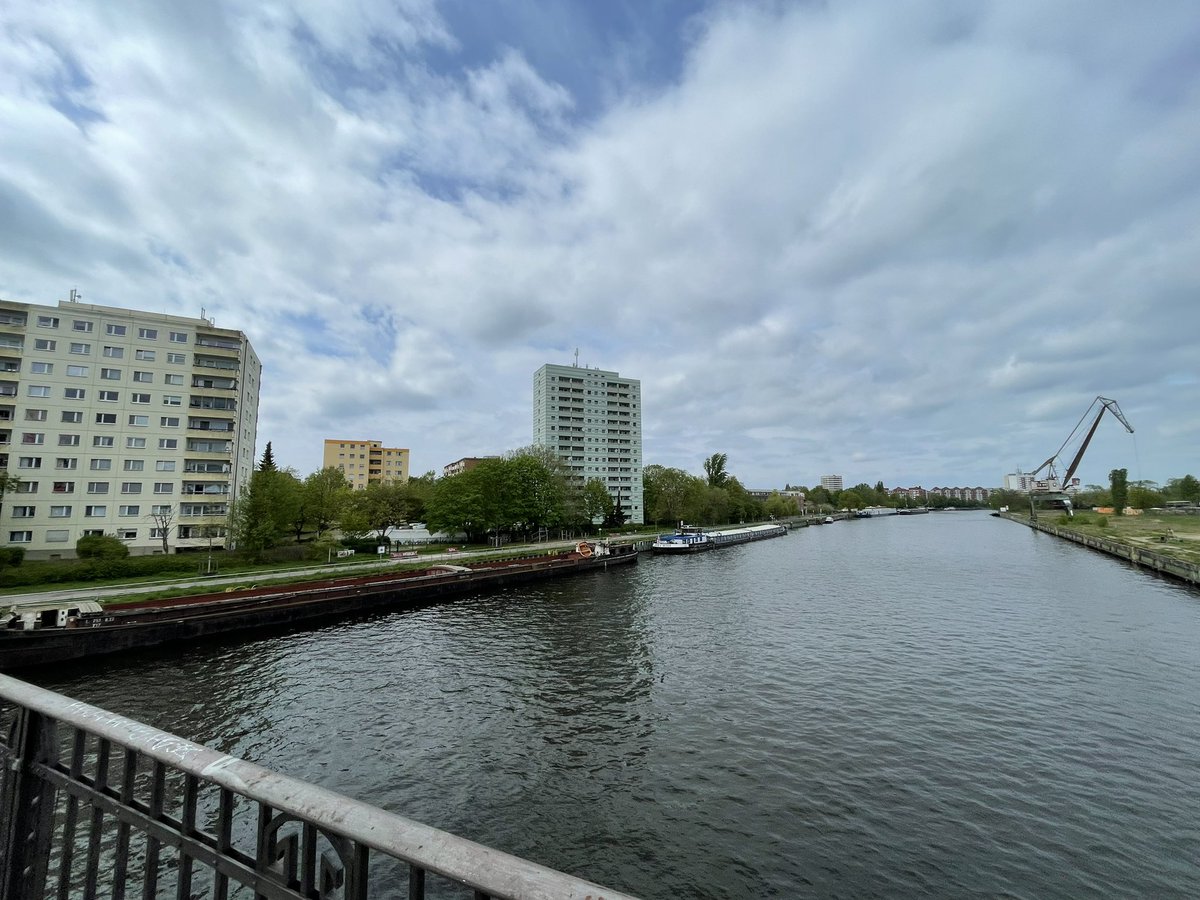 Und so geht es mit dem ausgebrannten Schrottboot an der Schulenburgbrücke in Berlin-#Spandau weiter (liegt da seit 2017). Der Gerichtsfall, die zwei involvierten Behörden 👇🏻 tagesspiegel.de/nach-dem-feuer…