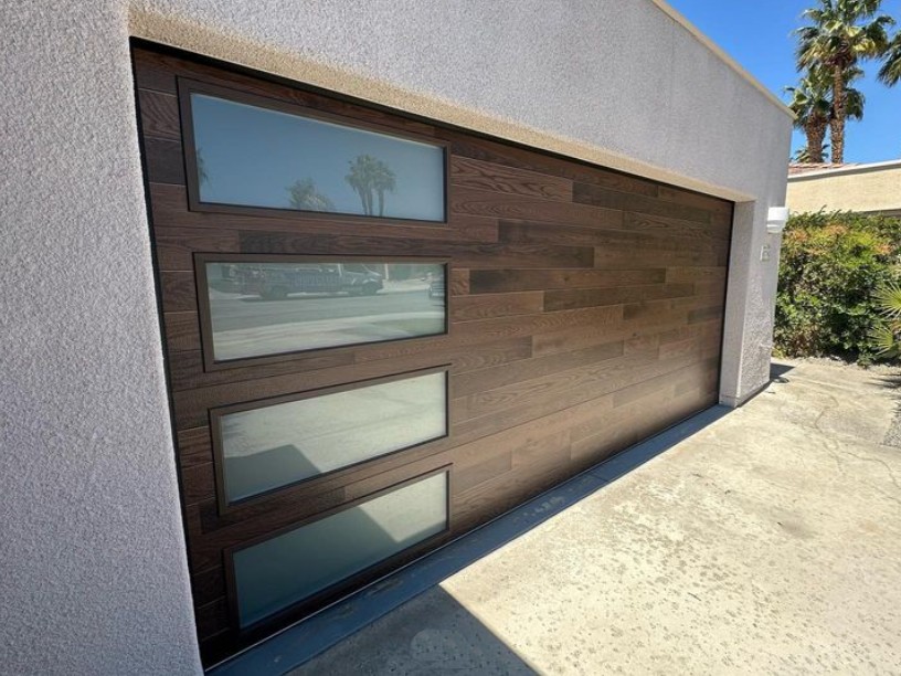 Did you hear that Modern Steel Plank was named a #TopProductPick from @dreamhouseplans! Guaranteed to make your neighbors stop and stare! Find your new Plank door at bit.ly/3XdDpRT 📸 & install: Precision Garage Doors and Gates, Inc. #ClopayGarageDoors #FauxWood