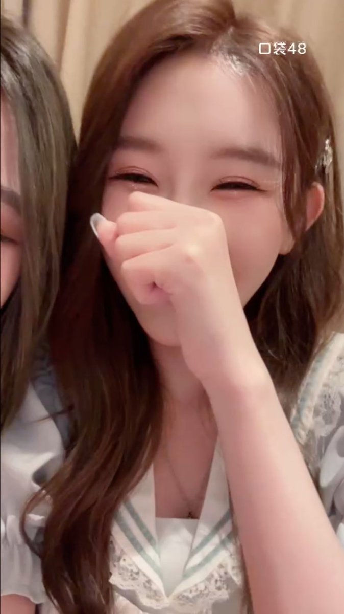 Akhir² ini wangyi makin ugal²an😭🤣 di pangung dia inisiatif nyium zsy meski ada tangan, kemarin fans ngelarang dia duduk dekat zsy pas live tapi live tadi dia malah makin mendekat🤣🤣