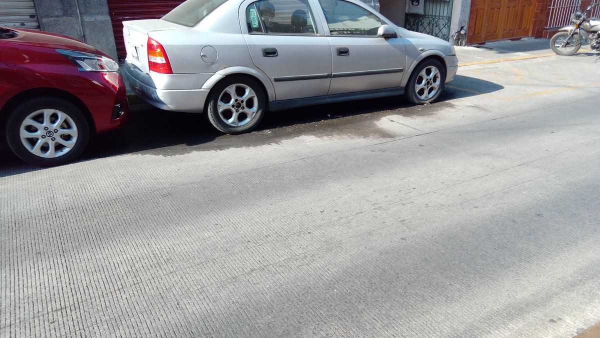 CavalierOrion's tweet photo. #ReporteUrbanoXalapa 
Muy buenos días @ssptransitover 
Solicitándole su valioso apoyo y colaboración para retirar #AutoMaceta, lleva más de 1 año sin que lo muevan,  Juarez casi esq Betancur Centro Xalapa. Mil gracias 
#ExcelenteFinDeSemana @VialidadXalapa @ahuedricardo
Saudos 🙋‍♂️ https://t.co/UIKy2Va9Zv
