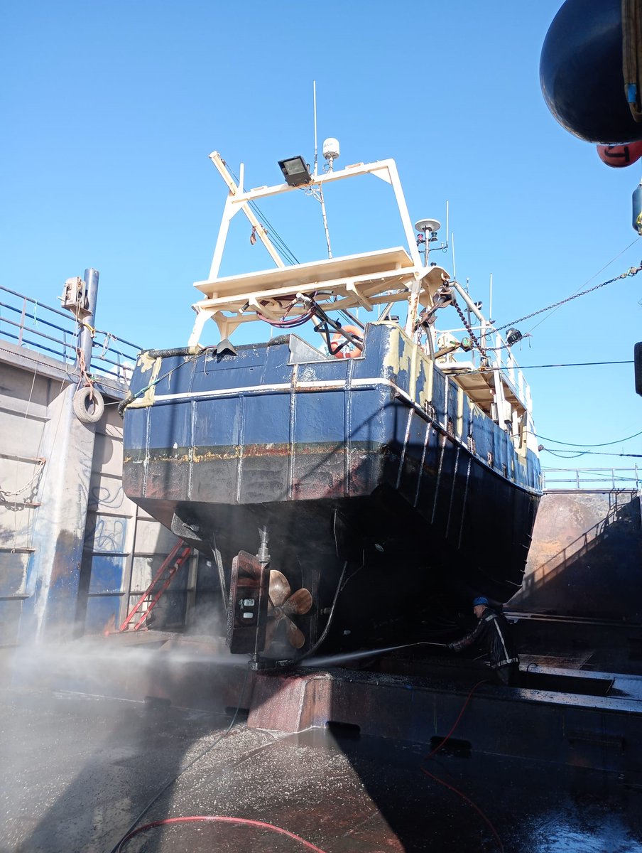 LuytGroep's tweet photo. We krabbelen gewoon door.🦀
De #Schotse #crabber #vivier ‘Sparkling Line’ WY-43 (Keristrum Ltd.) is stralend uit #dok gekomen, terwijl ook de #Wieringer crabber WR-81 'Albert Simon' (Visserijbedrijf Cees Wagemaker) schittert na zijn dokbeurt.
#LUYT #allround #scheepsonderhoud https://t.co/8i145GKL6z