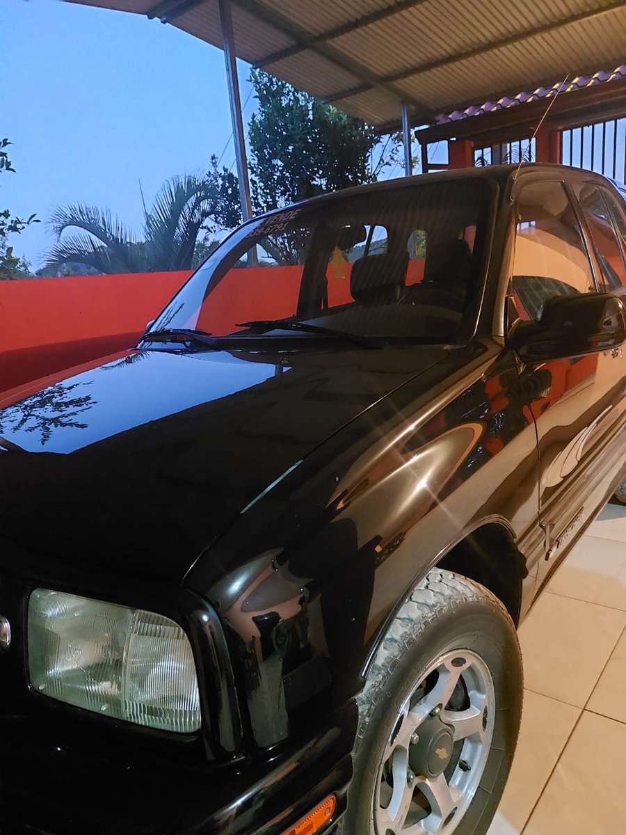 Josfemova's tweet photo. Invoco el poder de twitter para encontrar el carro que le robaron a mis tatas. Chevrolet Tracker 99, robado en colima de Tibás hace como una semana. Fin de anuncio tenkius agradezco si comparten https://t.co/F3NbwaohZo