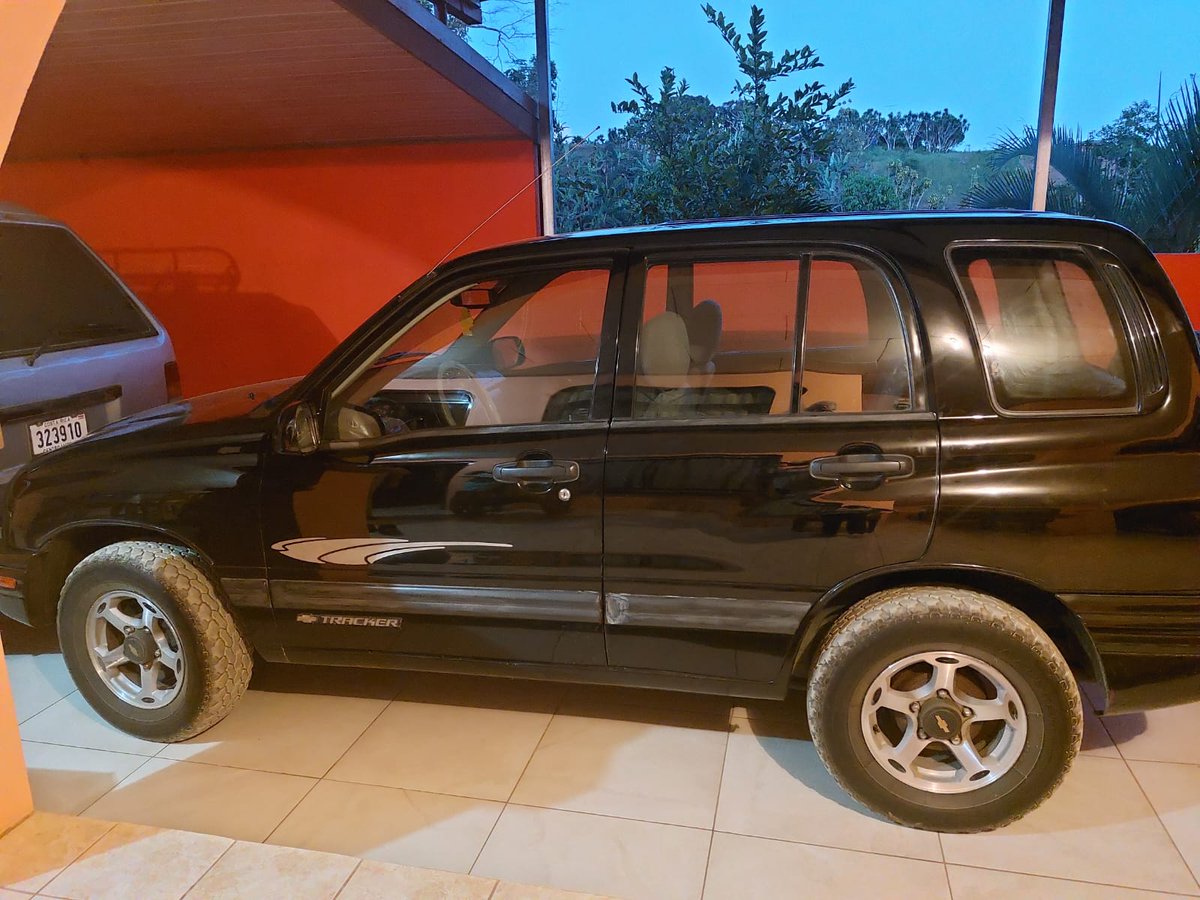 Josfemova's tweet photo. Invoco el poder de twitter para encontrar el carro que le robaron a mis tatas. Chevrolet Tracker 99, robado en colima de Tibás hace como una semana. Fin de anuncio tenkius agradezco si comparten https://t.co/F3NbwaohZo