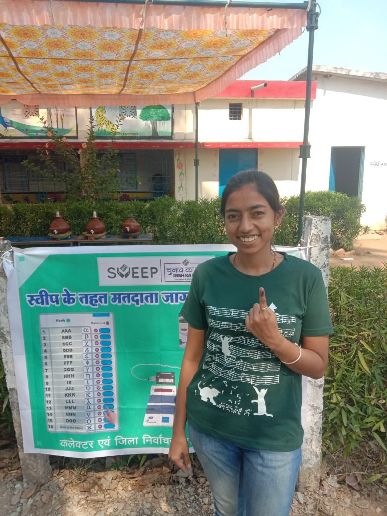 फर्स्ट टाईम वोटर सौम्या महापात्र उड़ीसा में बीटेक के अंतिम वर्ष की छात्रा है आज मतदान करने के लिए दंतेवाड़ा पहुँच कर चितलंका मतदान केंद्र अपना पहला मतदान कर भारत के लोकतंत्र को मजबूत बनाने के लिए निभाई अपनी भागीदारी @ceochhattisgarh @ecisveep #ChunavKaParv #DeshKaGarv