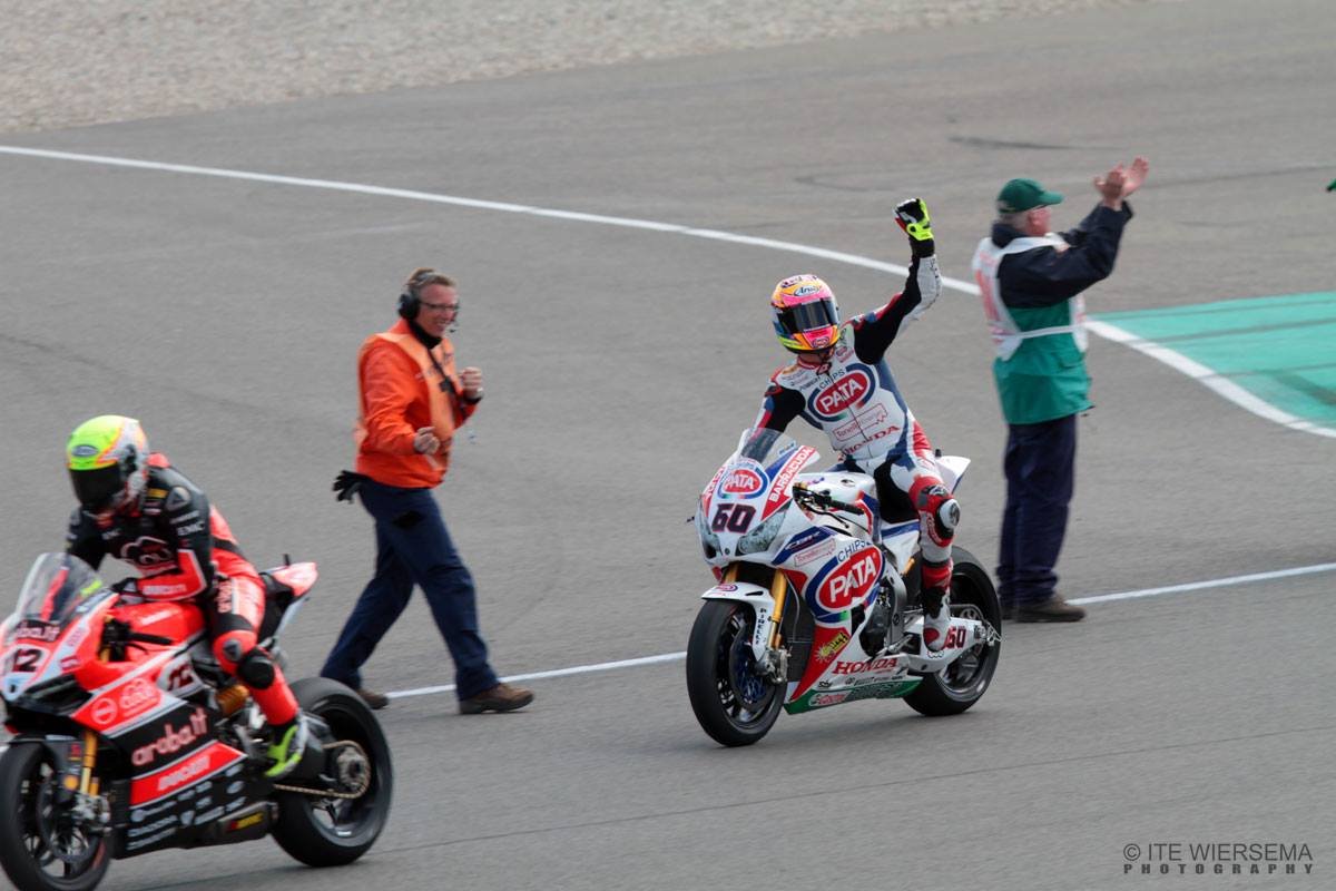 Vandaag in 2015 stond <a href="/mickeyvdmark/">Michael van der Mark</a> op het <a href="/ttcircuitassen/">TT Circuit Assen</a> tweemaal op het podium in de <a href="/WorldSBK/">WorldSBK</a> als eerste Nederlander ooit: