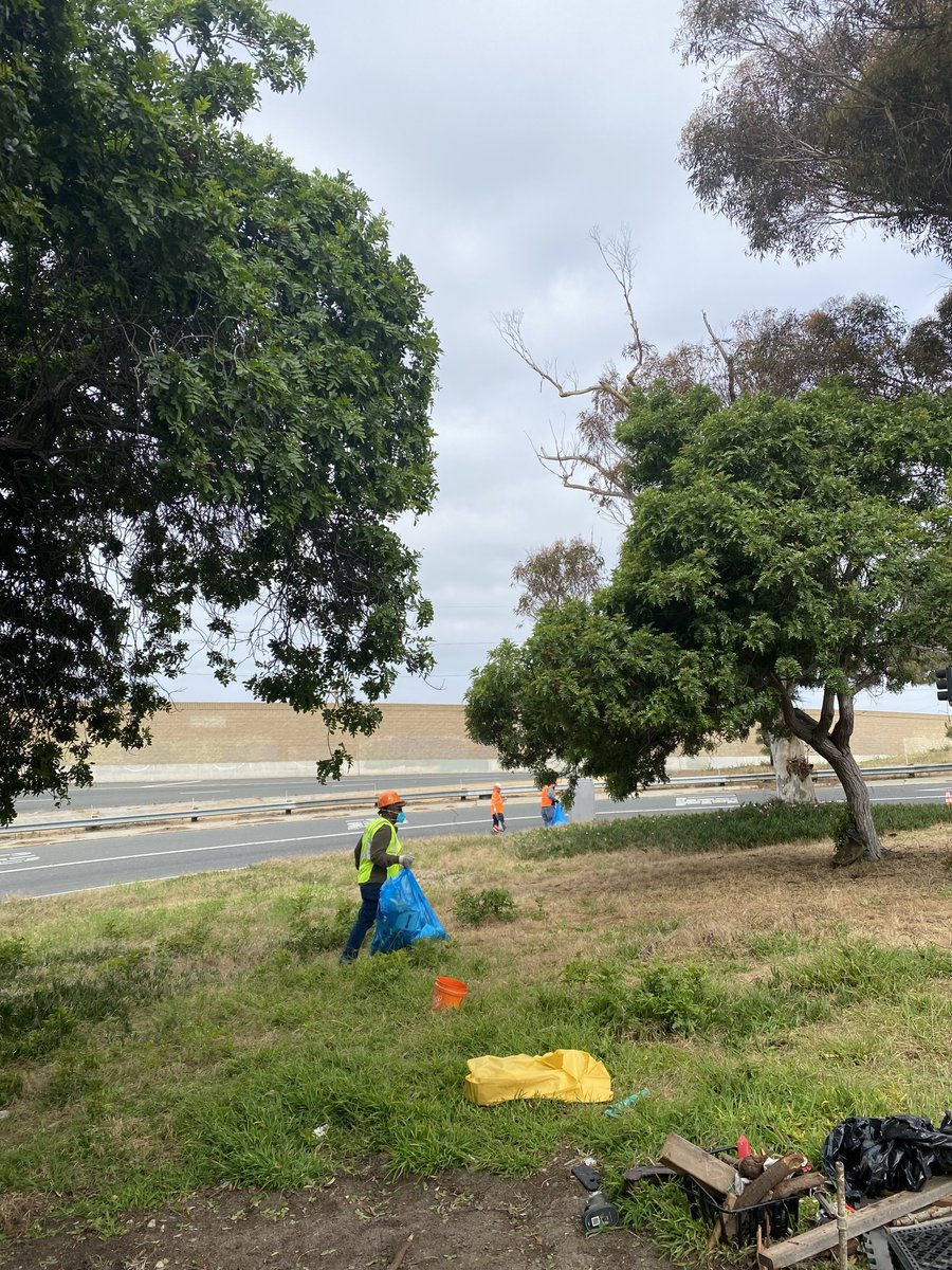 *Caltrans Earth Day Roadway Clean-up- Lawndale* Lawndale Mayor Robert Pullen-Miles, staff from Assmb. Tina McKinnor's office & team members from @CaltransDist7 are on-site today at the Hawthorne Blvd. on- & off-ramps of southbound I-405 helping us keep Clean California! #CleanCA
