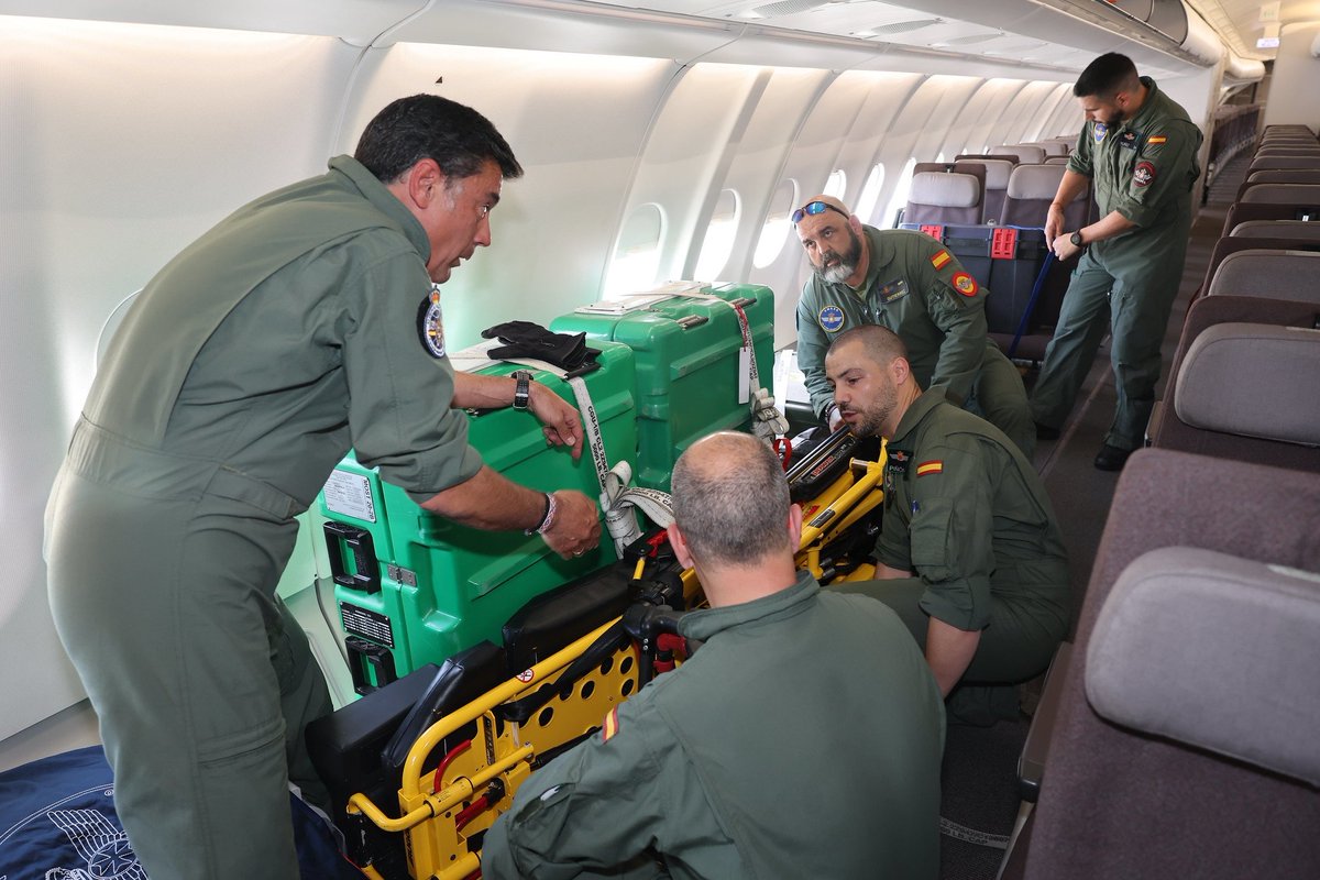 El avión medicalizado de la #UMAER del @EjercitoAire, con un equipo sanitario reforzado de 11 personas, vuela ya rumbo Bangkok para repatriar a Alex García, hospitalizado en Tailandia desde hace casi dos meses. ⬇️ acortar.link/ug3VeY